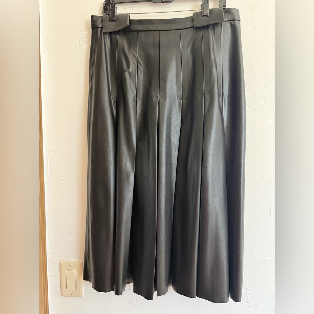 Veronica Beard
Herson Vegan Leather Pleated Midi Skirt
NWT
BLACK
SIZE 12 - Picture 3 of 9
